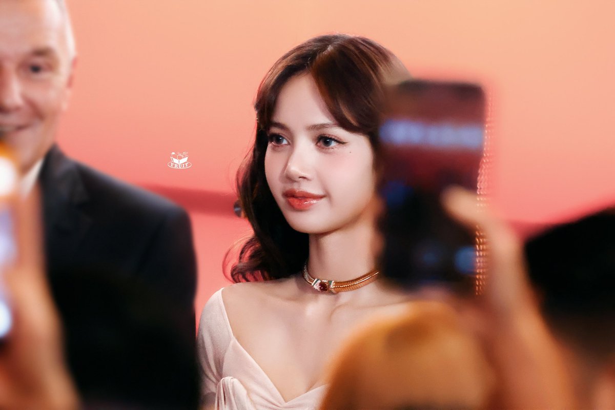 myjlouis's tweet photo. โหหหหห 😭😭😭 ภาพชัดๆโฮ่งมากกก สวยตาแตกกก ควีนมากกก ขอบคุณลิซ่าที่เกิดมาเป็นความสวยงามให้ประเทศไทย สมบัติของชาติมากกก 

LISA AT BULGARI BKK
#LISAxBvlgariTubogas 
#LISAXBVLGARI https://t.co/fdhj6Gkw2E