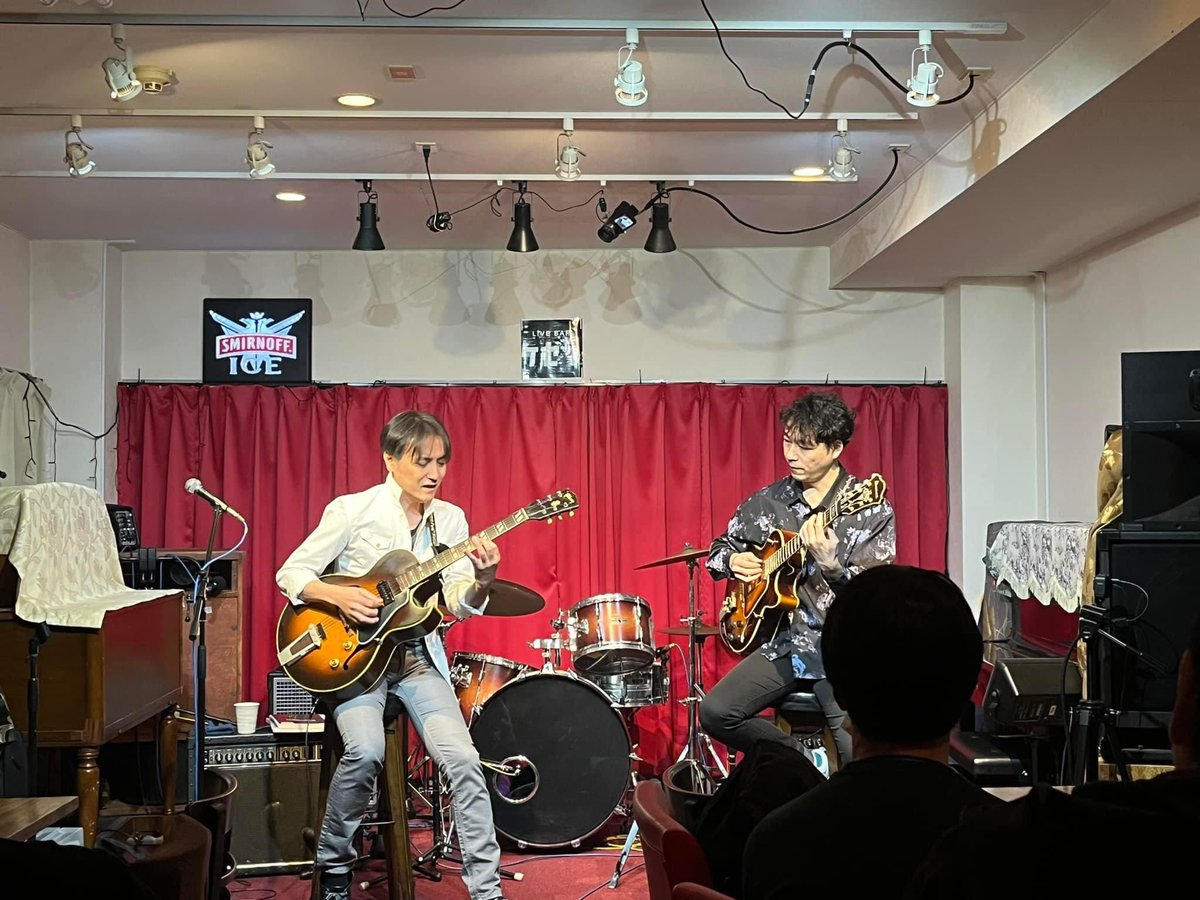 NakanoJazz's tweet photo. 11/7吹田Livebarケセラさんにお越しくださいまして、また配信をご視聴下さいましてありがとうございました！刺激的で楽しいギターデュオでした🎶
#jazz #jazzguitar #jazzguitarist #guitarist #guitar #junnakano #yoshitakakanna #gig #ジャズ #ギター #ジャズギター #ギタリスト #中野純 #菅野義孝 https://t.co/erQWBHV4UK