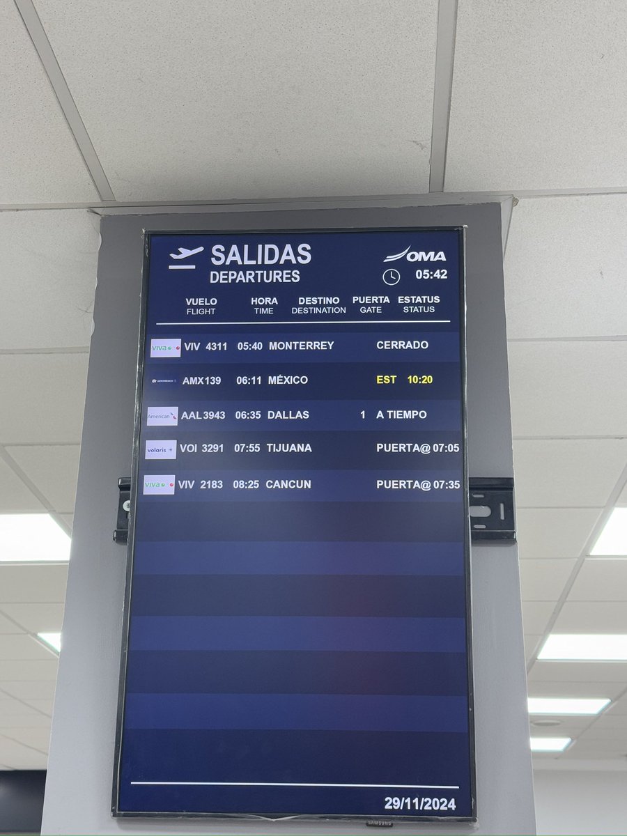 lizzy_yzzil's tweet photo. Uta 🤬🤬🤬🤬 @Aeromexico ya parece Volaris y/o viva, tengo que llegar a mi trabajo, a dejar a mi campeona de ajedrez nacional y nos hacen retrasarnos porque no hay capitán 🙄😒🤦🏻‍♀️ no hemos dormido y ahora aquí esperando https://t.co/j9vAJmR4cX