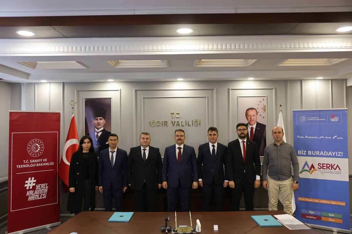 igdirvaliligi's tweet photo. Serhat Kalkınma Ajansının (SERKA) 2024 yılı Güdümlü Proje Desteği kapsamında Iğdır Soğuk Hava Deposu projesi için sözleşme imzalandı.

Iğdır Valiliğinde düzenlenen imza töreni, Valimiz Ercan Turan, SERKA Genel Sekreteri Nurullah Karaca, İl Özel İdaresi Genel Sekreteri Kasım Çarman ve yetkililerin katılımıyla gerçekleşti.

Iğdır İl Özel İdaresi ve İl Tarım Müdürlüğünün ortak yürüteceği Iğdır Soğuk Hava Deposu projesi, ilimiz merkezde 1.200 metrekare kapalı alana, 648 metrekare depolama alanına ve 1.400 ton depolama kapasitesine sahip olacak olup, projede GES kurulumu da yapılacak

Çiftçilere yönelik olarak geliştirilen proje kapsamında üreticiler ürünlerini yaz mevsimlerinde soğuk hava deposunda depolayabilecek olup, mevsimsel şartlardan kaynaklanan pazarlama sorunları en aza indirgenerek üreticilerin gelirleri artırma imkânı sağlanacak.