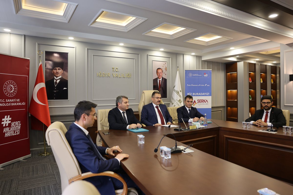 igdirvaliligi's tweet photo. Serhat Kalkınma Ajansının (SERKA) 2024 yılı Güdümlü Proje Desteği kapsamında Iğdır Soğuk Hava Deposu projesi için sözleşme imzalandı.

Iğdır Valiliğinde düzenlenen imza töreni, Valimiz Ercan Turan, SERKA Genel Sekreteri Nurullah Karaca, İl Özel İdaresi Genel Sekreteri Kasım Çarman ve yetkililerin katılımıyla gerçekleşti.

Iğdır İl Özel İdaresi ve İl Tarım Müdürlüğünün ortak yürüteceği Iğdır Soğuk Hava Deposu projesi, ilimiz merkezde 1.200 metrekare kapalı alana, 648 metrekare depolama alanına ve 1.400 ton depolama kapasitesine sahip olacak olup, projede GES kurulumu da yapılacak

Çiftçilere yönelik olarak geliştirilen proje kapsamında üreticiler ürünlerini yaz mevsimlerinde soğuk hava deposunda depolayabilecek olup, mevsimsel şartlardan kaynaklanan pazarlama sorunları en aza indirgenerek üreticilerin gelirleri artırma imkânı sağlanacak.
