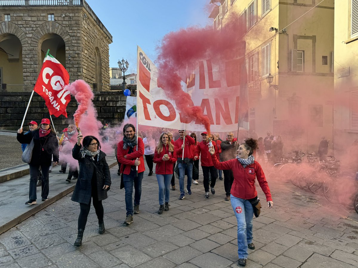 70mila persone alla manifestazione regionale a Firenze per lo #scioperogenerale Cgil-Uil (adesione #toscana all’80%) per cambiare la Legge di Bilancio

🎤 Rossano Rossi: “Dalla qui parte un messaggio forte verso l’esecutivo, urge più giustizia sociale”

👉 cgiltoscana.it/2024/11/29/sci…