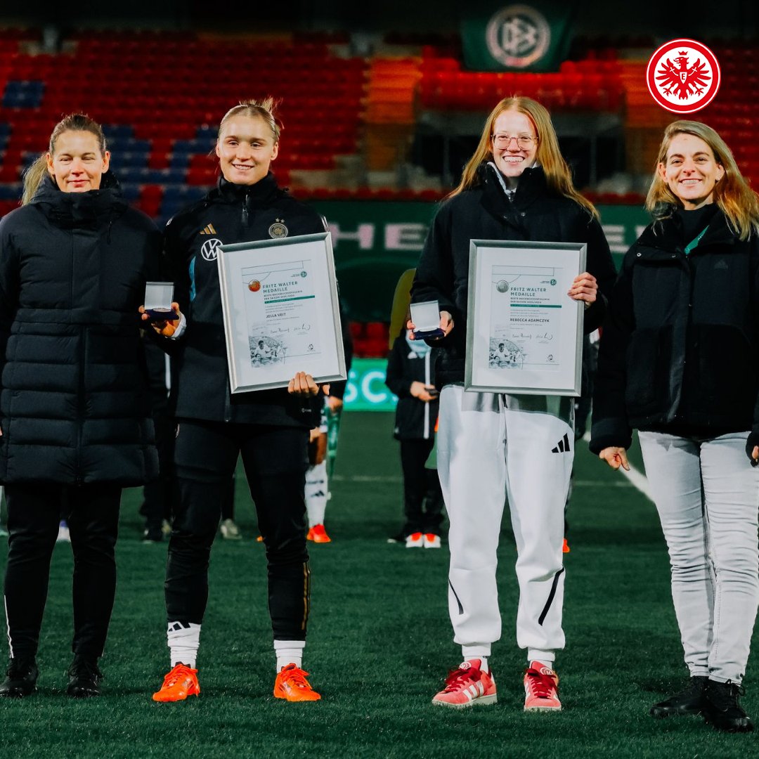 EintrachtFrauen's tweet photo. Gestern bekam unsere Verteidigerin Jella #Veit (Mitte links) wie Freiburgs Rebecca Adamczyk vor dem U23-Länderspiel ihre Fritz-Walter-Medaille in Bronze überreicht! 🥉
#SGE #EintrachtFrauen #NichtOhneMeineMädels 📷: DFB/Getty Images https://t.co/DRG8MB5j7M