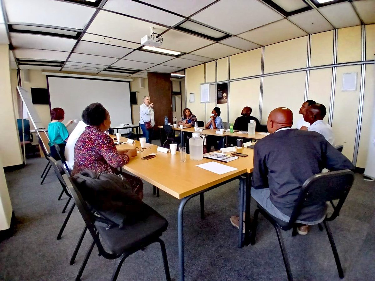 KamuhleMedia's tweet photo. Newsroom Leadership and Management Course 
IAJ hosted a course on newsroom management (18-20 Nov), led by Tabelo Tsolo. Journalists gained skills in AI, ethics, and leadership to tackle today’s media challenges.
#JournalismTraining #MediaLeadership https://t.co/jCEgEeRc7T