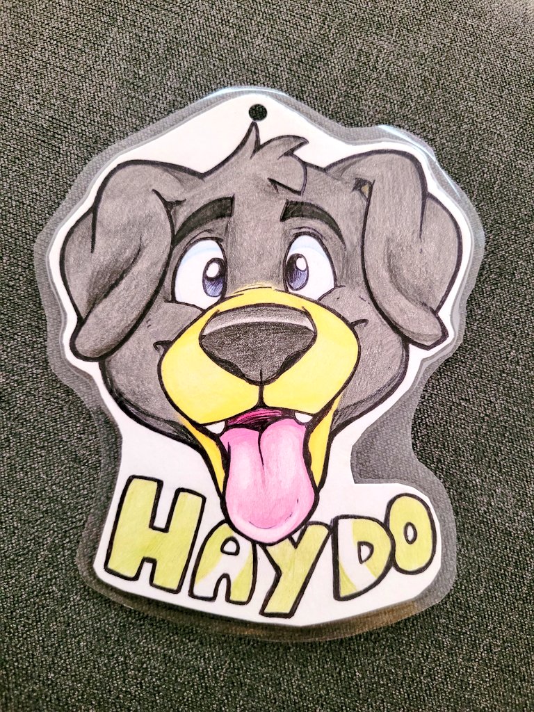 HaydoLab's tweet image. Look at my awesome new badge that just arrived from @Werewolfaboo! 😍

#FursuitFriday photo over on my 🔵🌌👀