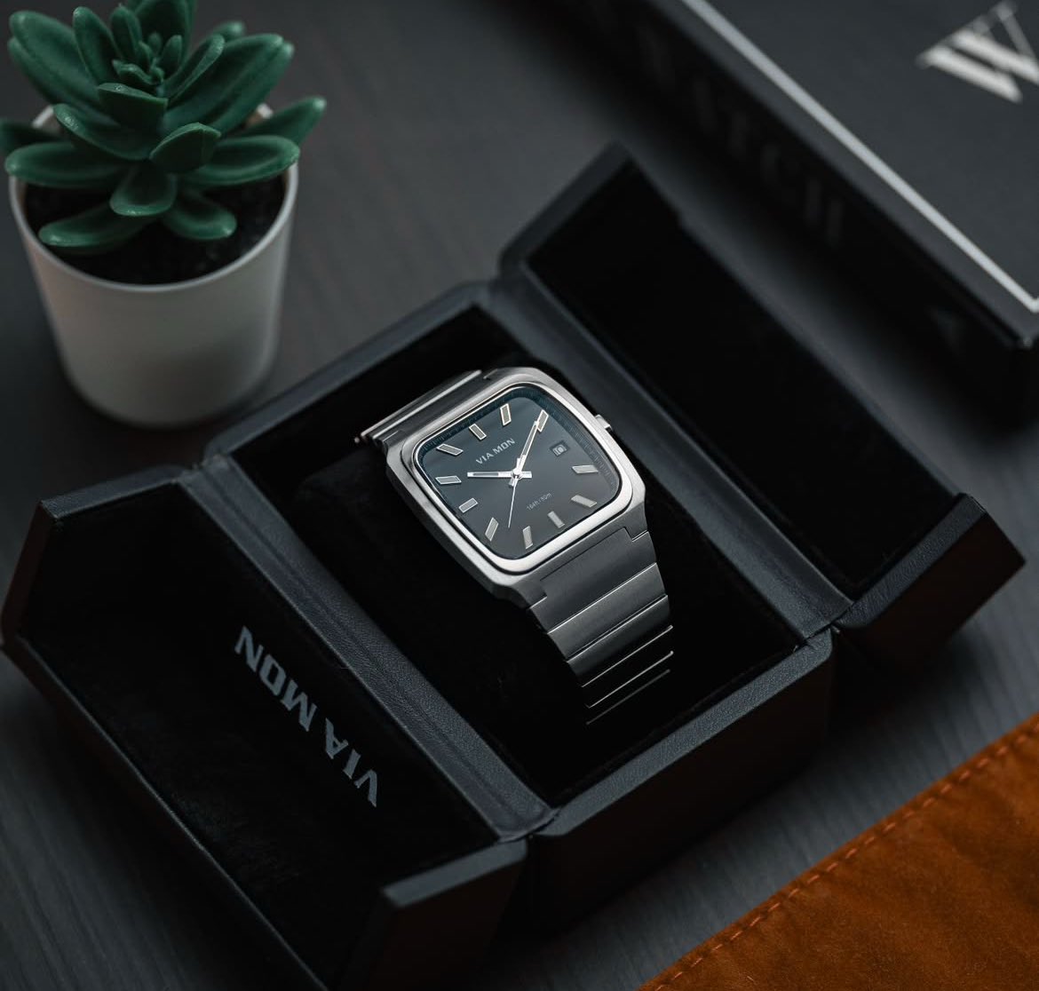 VIAMONwatches's tweet photo. The Horizon Black watch from the VMH Collection combines timeless elegance with contemporary charm. Crafted with precision, it elevates any look, blending innovation with the artistry of horology. https://t.co/SVM98PEd4L