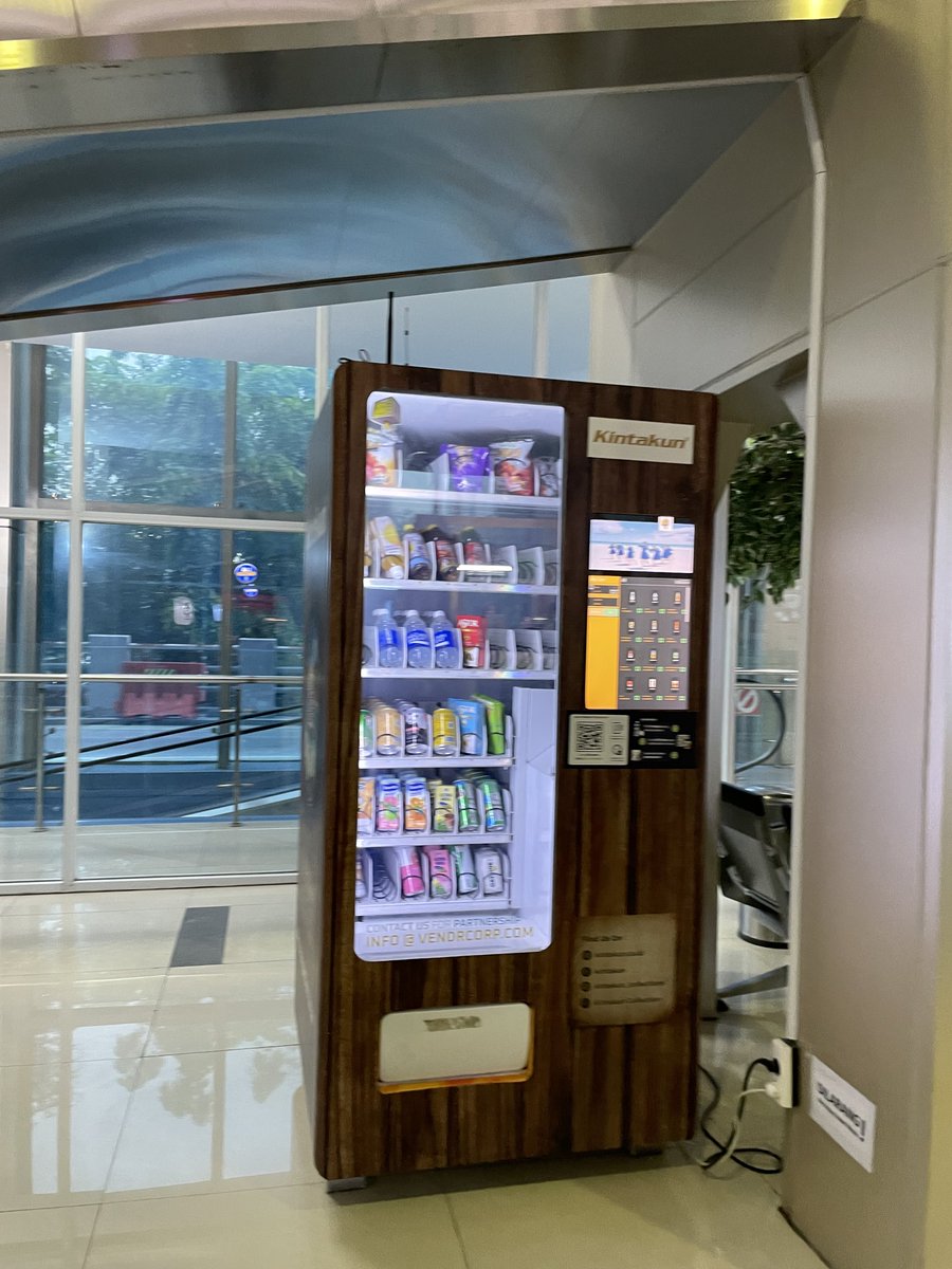 DefaPebri's tweet image. Ini nih vending machine yang katanya nyuruh scan harta karun 🤔