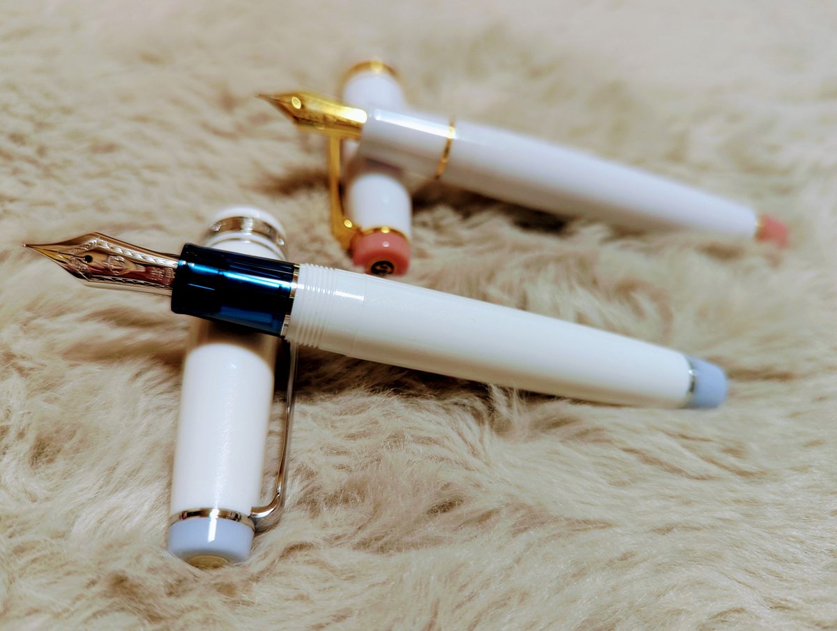 ntさんにお会いしたくて、ぶんマルに行って来ました
私が持ってたセーラーの万年筆（画像後のピンクの子）をお見せしたら、「この子どうですか？ほら、並べたらペアみたいで可愛いですよ！」
さすがの話術に、気付けば「連れて帰ります！」でした
恐るべし万年筆販売界の魔人
#ntさん　#ぶんマル