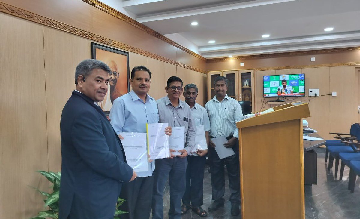 NICMeity's tweet photo. Chief Secretary, Puducherry UT released the #CyberSecurity Mitigation Plan prepared by NIC Puducherry with support of Regional Centre, Trivandrum &amp; NIC HQ . Shri Prashant Kumar Mittal, DDG, NIC, along with SIO and HODs of NIC Puducherry were present on the occasion. 
#NICMeitY https://t.co/CwYWeutnEY
