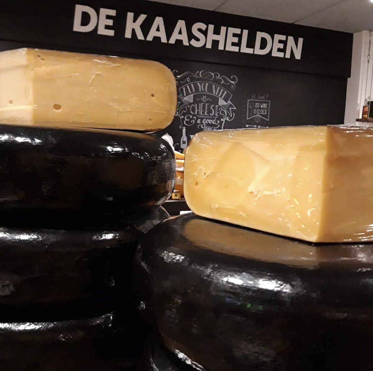 𝐁𝐋𝐀𝐂𝐊 𝐅𝐑𝐈𝐃𝐀𝐘 𝐇𝐄𝐋𝐃🖤🧀
‘𝗢𝘂𝗱 𝗭𝘄𝗮𝗿𝘁’ een échte smaakheld! Pittig, romig en vol van karakter, met die onweerstaanbare rijpingskristallen. Perfect voor de borrelplank, in de kaasfondue of gewoon op brood. Proef zelf waarom deze kaas al jaren onze favoriet is! 😋