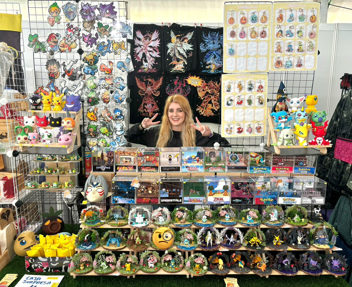 HanabiArtesania's tweet image. Primer día del #MurciaSeRemanga 🫡

Si meto una cosita más se hunde la mesa 😂

Espero que os guste ☺️❤️ hay spoilers de dioramas nuevos que os iré subiendo durante diciembre en HD 🙈

#pokemon #digimon #TheLegendOfZelda
