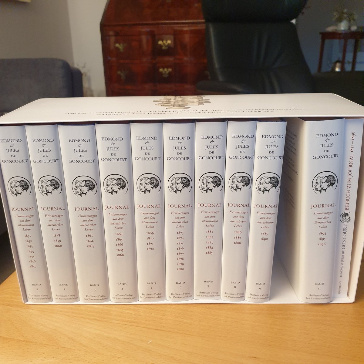 Wird meine Lebenszeit ausreichen, um diese herrliche Goncourt-Ausgabe gänzlich zu lesen?

Aber welcher Bücher- und Lesenarr kann bei einer Preisreduktion von 250 auf 79 Euro (bei Frölich u. Kaufmann) widerstehen?

Danke lieber <a href="/VWeidermann/">Volker Weidermann</a> für Ihre FAZ-Verlockungsrezension.