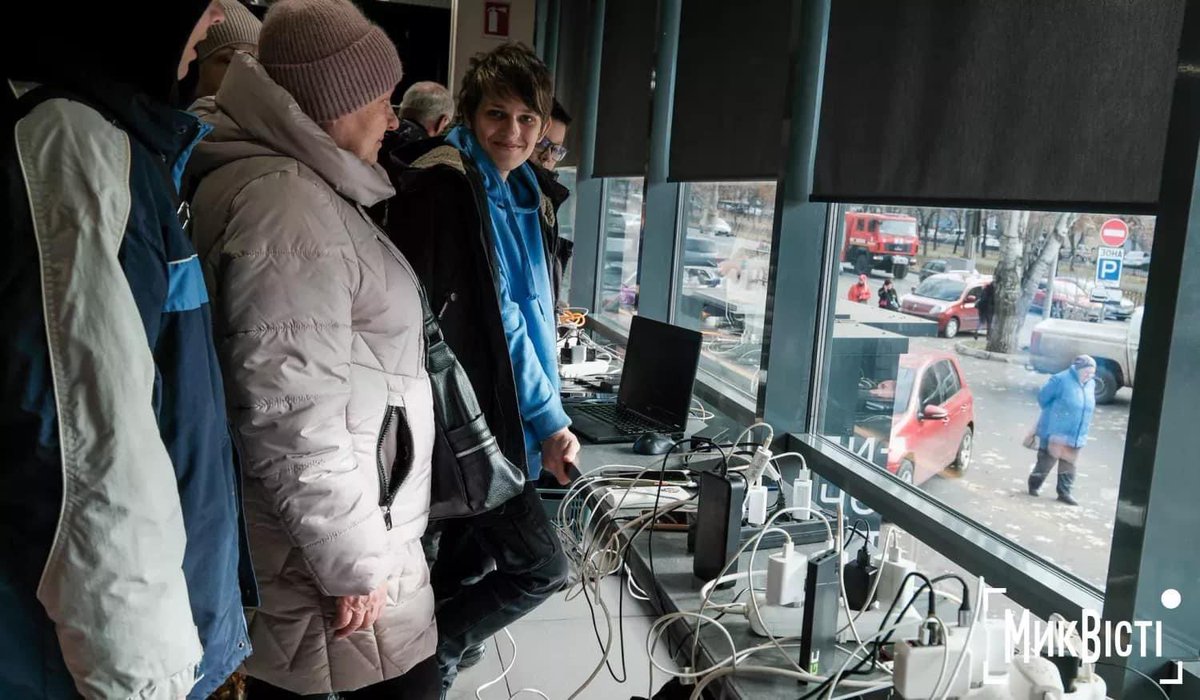 Mykolaiv city lives without electricity for more than 30 hours after the barbaric Russian attack on civilian infrastructure.

This attack did not help defeat the Ukrainian army. It just left ordinary civilians without water, electricity and heating.

On photos you can see who the