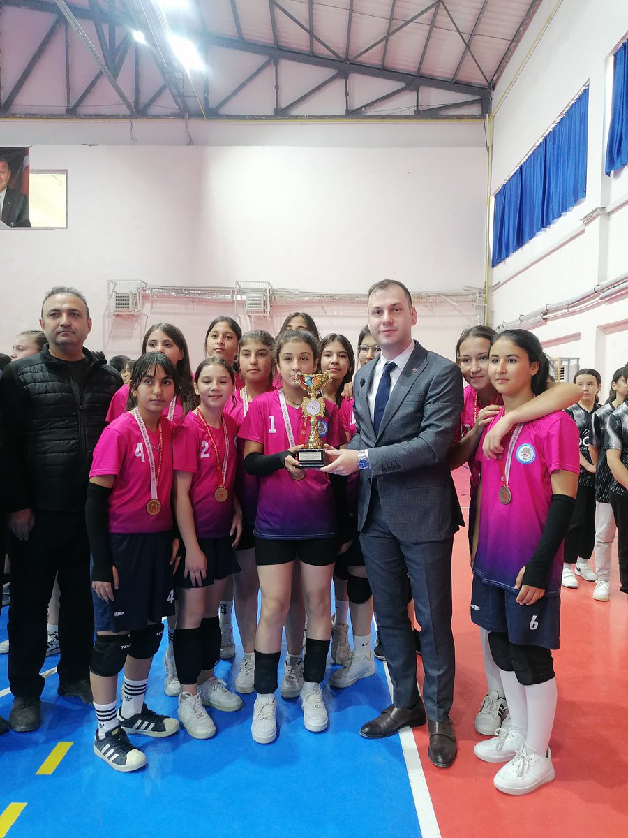 Kaymakamımız Mustafa ÖZBAY Mut Gençlik ve Spor İlçe Müdürlüğünün düzenlediği 2024-2025 Sezonu Okul Sporları Voleybol Yıldız Kız-Erkek ve küçük kızlar müsabakalarında dereceye giren sporculara ödüllerini takdim etti.