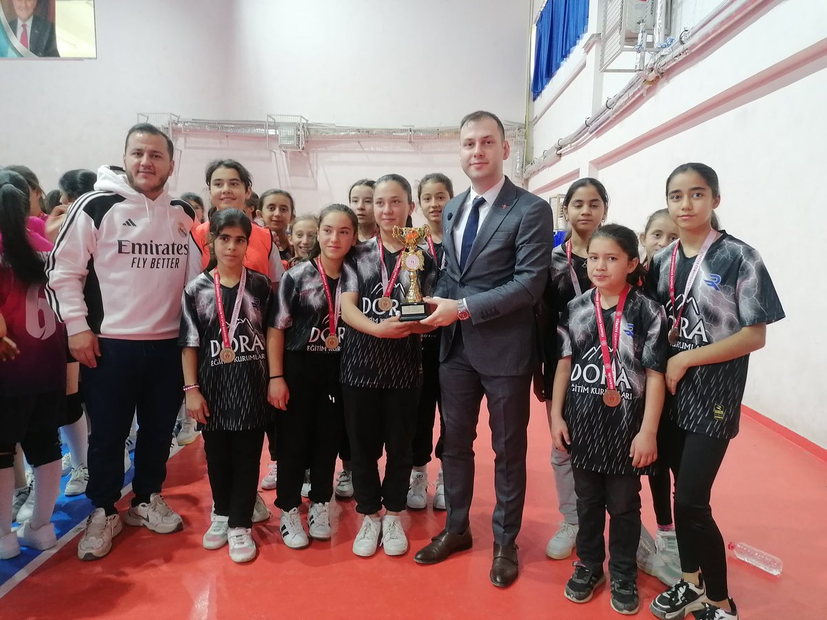 KaymakamlikMut's tweet photo. Kaymakamımız Mustafa ÖZBAY Mut Gençlik ve Spor İlçe Müdürlüğünün düzenlediği 2024-2025 Sezonu Okul Sporları Voleybol Yıldız Kız-Erkek ve küçük kızlar müsabakalarında dereceye giren sporculara ödüllerini takdim etti. https://t.co/VBRizYpOcP