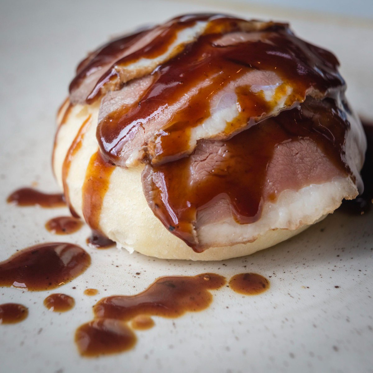 EL_LAUL's tweet image. Pequeño pero intenso! Mollete al Vapor con Magret de Pato, Espuma de Calabaza y Salsa de PX. #ellaul #restaurantespuertodesantamaria #restaurantes  #ElPuertoDeSantaMaria