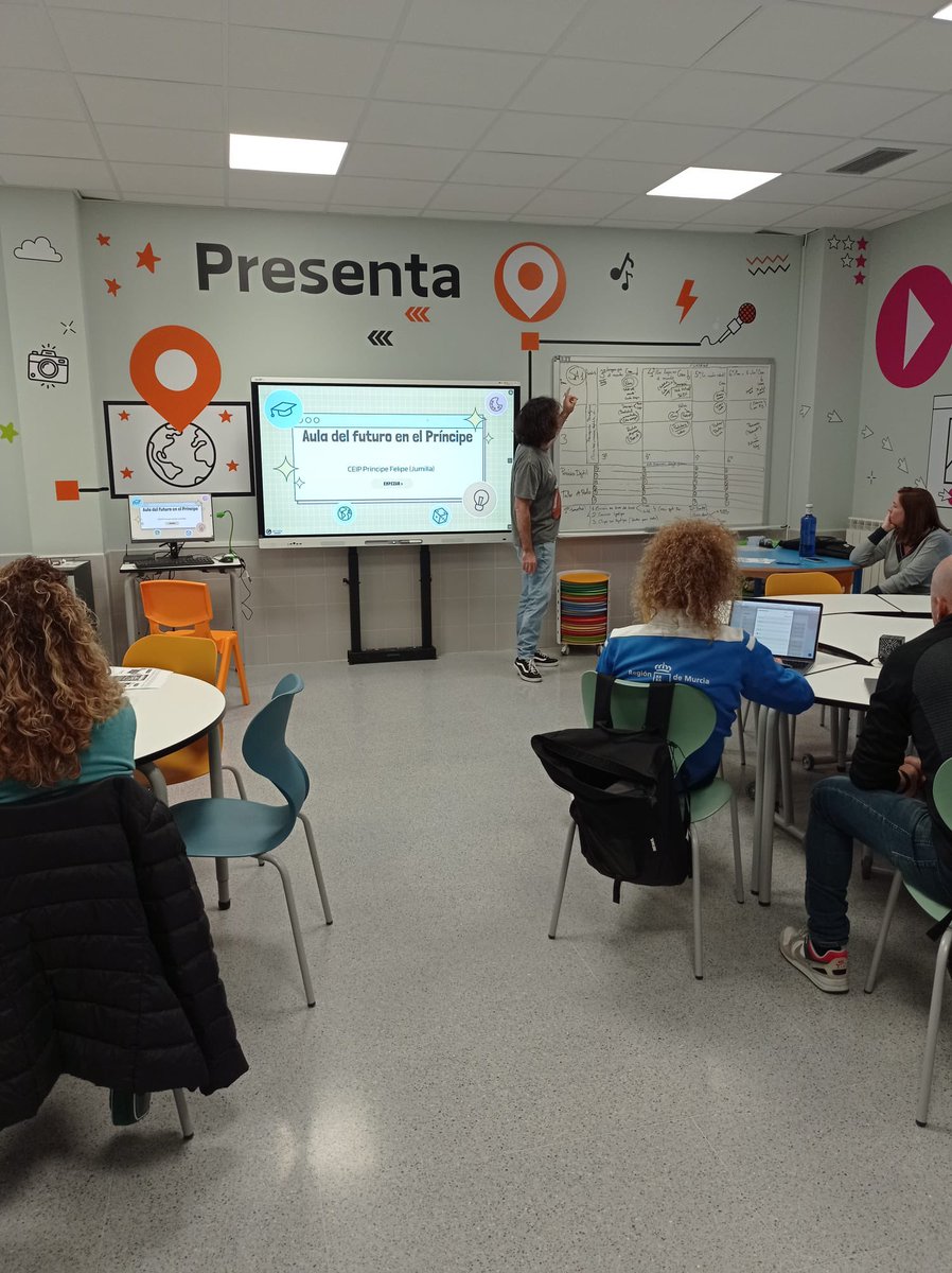 🧑‍🏫Continúa la formación docente de <a href="/CPRRegionMurcia/">CPR Región de Murcia</a> en nuestra Aula del Futuro y, esta vez, son nuestros docentes Enrique, Feli y Jesús los encargados de explicar esta metodología de enseñanza a otros compis de centros jumillanos.
¡Gracias por esta experiencia de aprendizaje!