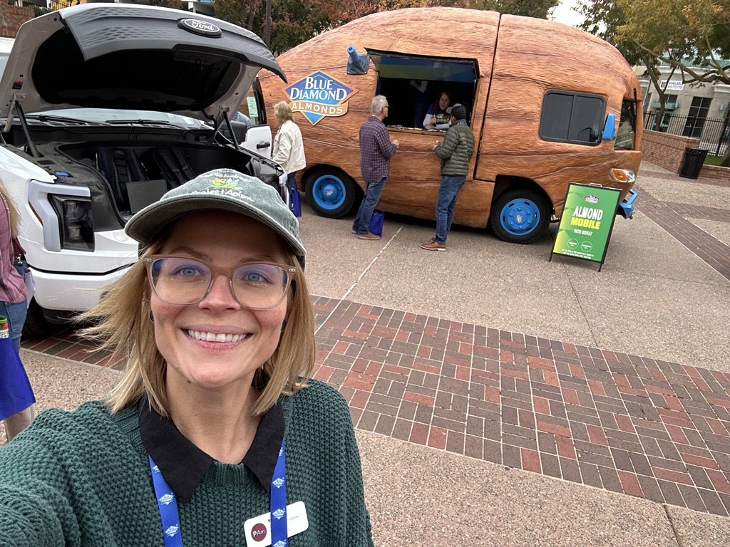 ProjectApism's tweet image. Seeds for Bees joined Blue Diamond Growers at their Annual Grower Meeting, connecting with over 1,000 growers! 🌱🌼 Participants shared cover crop success stories, and newcomers got the chance to learn and network! #SeedsForBees #CoverCrops #PollinatorHealth #BlueDiamondGrowers