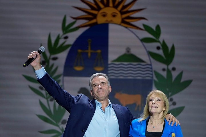 Tras los escándalos de Lacalle, la esperanza resurge con Orsi, en clave de FA / por Aram Aharonian

El Frente Amplio asumirá desde el 1 de marzo de 2025 el  desafío de recuperar los derechos perdidos y construir una propuesta  progresista en Uruguay integracion-lac.info/es/node/61881
