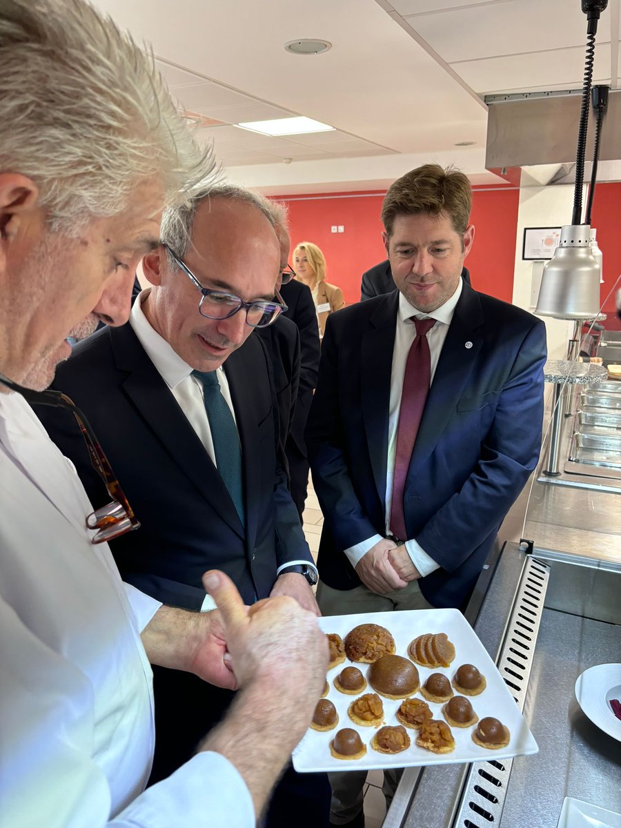 PrefAquitaine33's tweet photo. Visite d'un EHPAD reconnu pour ses initiatives innovantes en matière de nutrition et de prévention d'autonomie :
🏓 Atelier ping pong du programme "pas d'âge pour bouger"
🤝 Échanges avec les habitants et professionnels https://t.co/bMZVnO447E