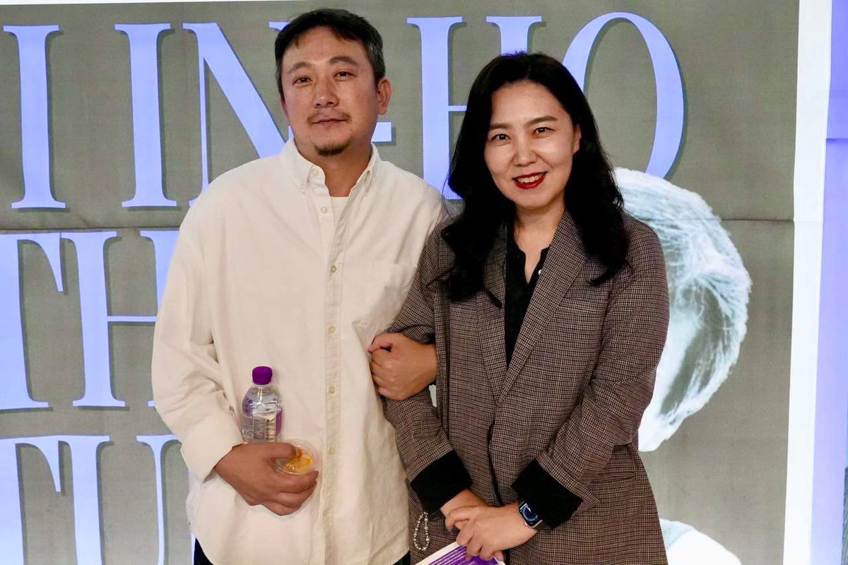 <별을 보며, 별이된 이를 기억합니다>

작년 이 맘즈음으로 기억납니다. 
한 배우가 사회적 물의를 일으켰다며
온 세상의 질타를 받았습니다. 
마약 투약 의혹으로 시작된 질타는
문란한 사생활
혼인의 순결성 위반
불륜 및 외도 의혹으로 확장되며,
세상에 존재해서는 안될 이처럼 조리돌림하기