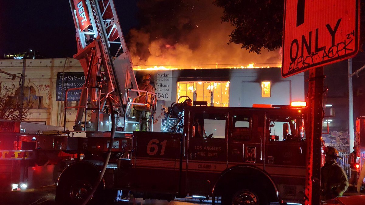JacobzoneTv's tweet image. Commercial building fire (vacant)
2 blocks from crypto arena in Los Angeles fully engulfed ..
#fire  #dtla #lacf #irlStreetnews