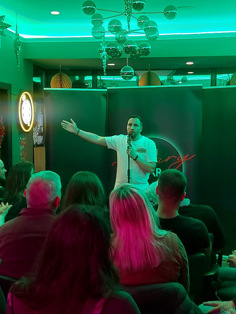 A Laugh At The Aviary tweet media