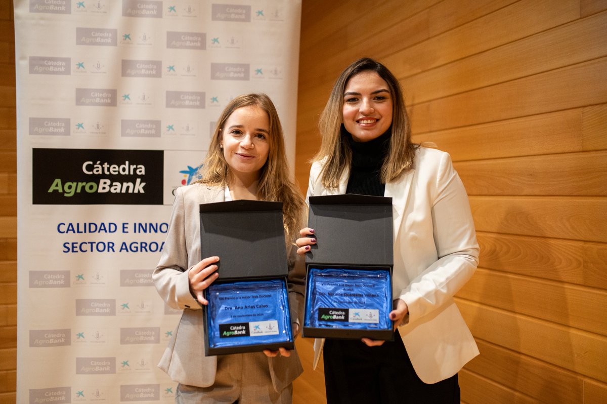 AgroBank (@agrobank_cabk) on Twitter photo 🎓 ¡Felicidades a <a href="/anaariascalvo/">Ana Arias Calvo</a> por ganar el VIII Premio a la Mejor Tesis Doctoral de la Cátedra AgroBank!
Este galardón, impulsado por <a href="/caixabank/">CaixaBank</a> y la <a href="/UniversitatLlei/">Universitat Lleida</a>, destaca la excelencia en innovación y calidad agroalimentari 🎓 ¡Felicidades a <a href="/anaariascalvo/">Ana Arias Calvo</a> por ganar el VIII Premio a la Mejor Tesis Doctoral de la Cátedra AgroBank!
Este galardĂłn, impulsado por <a href="/caixabank/">CaixaBank</a> y la <a href="/UniversitatLlei/">Universitat Lleida</a>, destaca la excelencia en innovaciĂłn y calidad agroalimentari