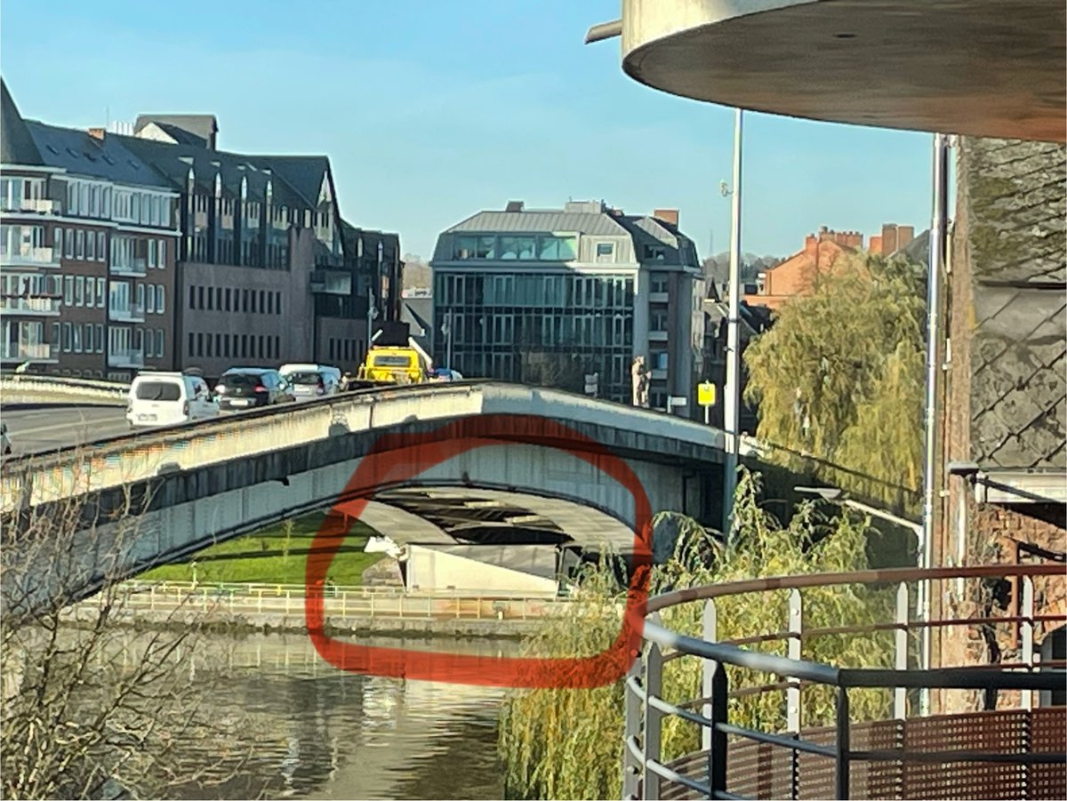 Après 2 ans avec cette vue de ma fenêtre, je me demande ce qui m’impressionne le plus: le nombre de conducteurs qui ne savent pas lire un panneau hauteur max, ou l’incompétence de la <a href="/VilledeNamur/">Ville de Namur</a> qui ne sait pas mettre en place des solutions efficaces pour éviter les dégâts