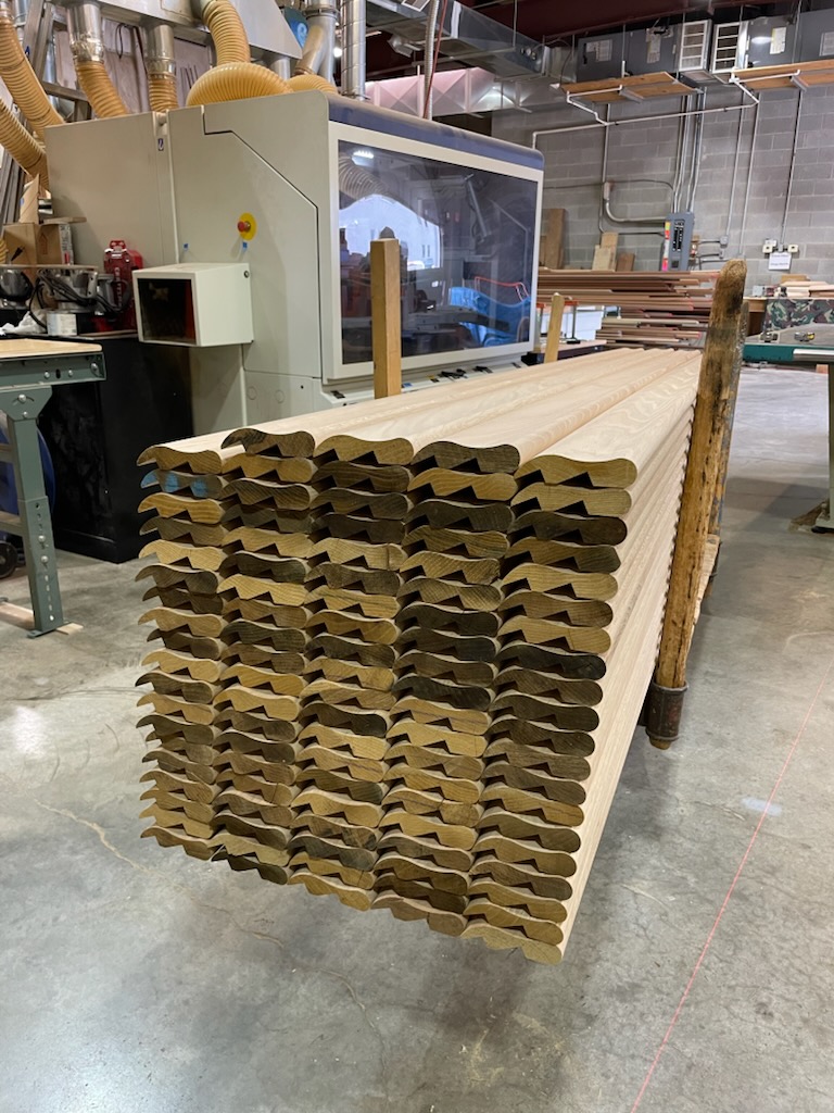 HardwoodsUSA's tweet photo. 1000 lineal feet of our BR452 Chicago bar rail molding just out of our high speed molder. Before and after pics. https://t.co/WpVF6nOZ19