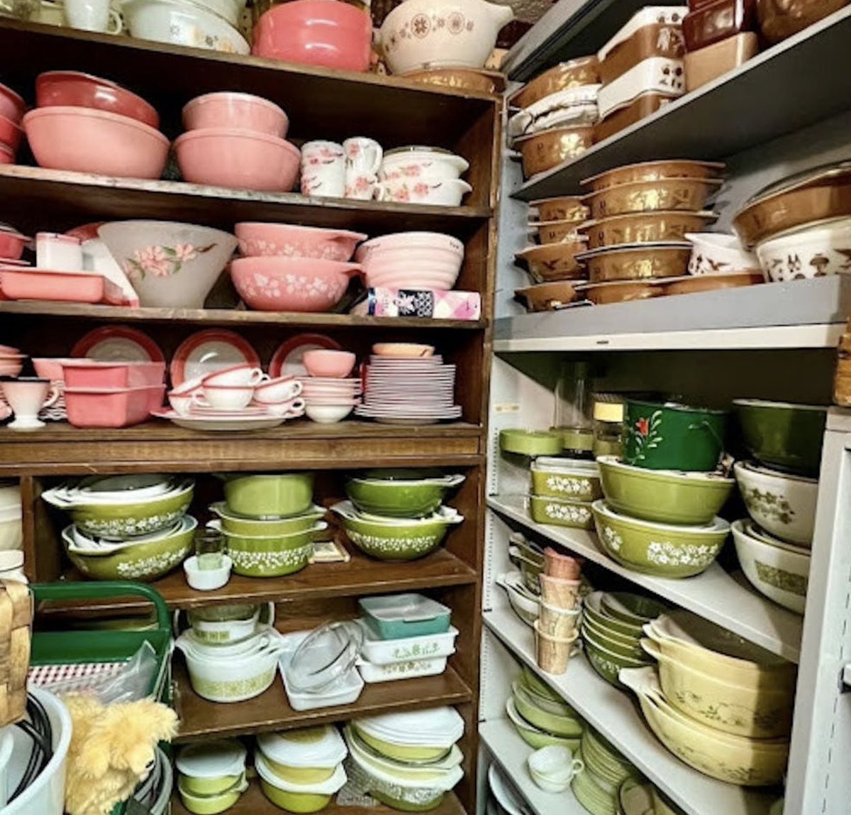 noirgal17's tweet image. Going thru all the #Pyrex to pick out what fits into this year’s Christmas decorating…(this is NOT my collection…calm down.😂)