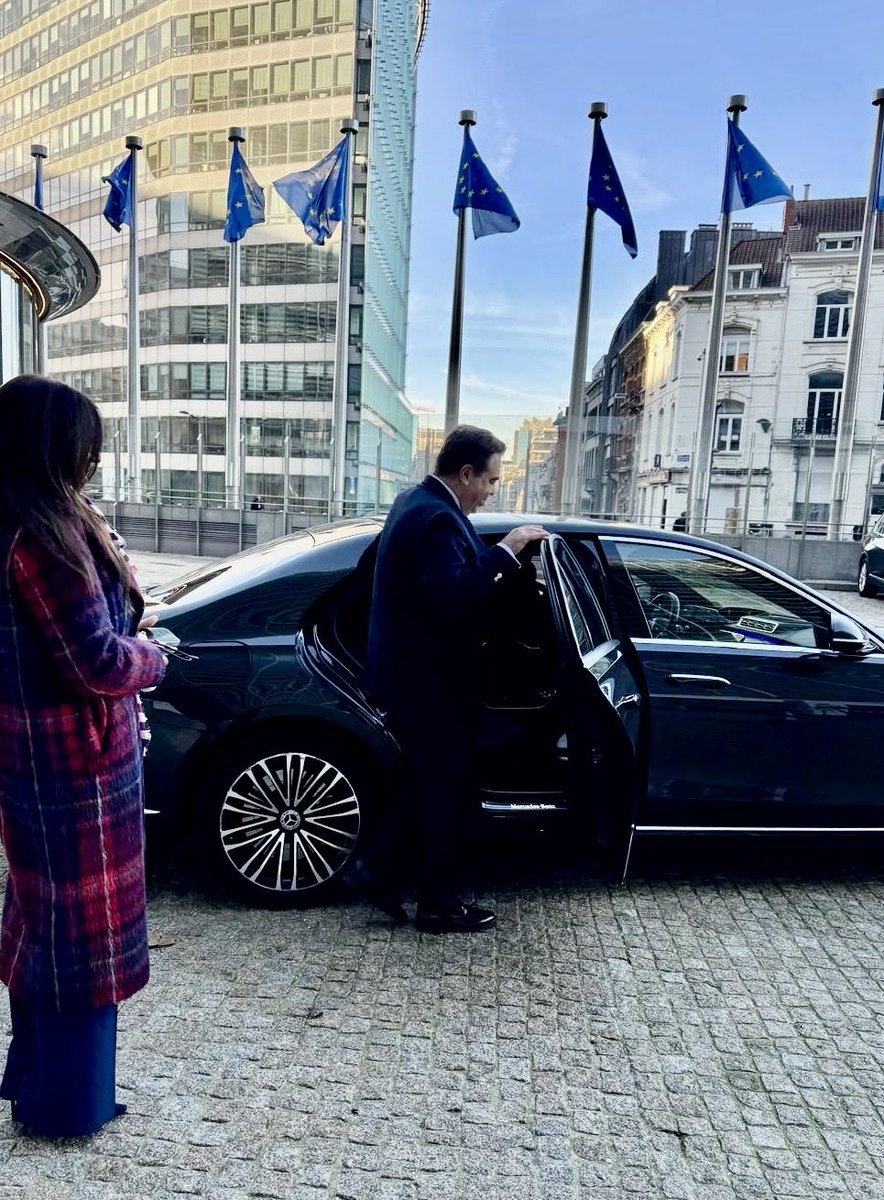 Another chapter closes.

35 years dedicated to European public service. 

A life full of experiences, joys and challenges. 

A life in service of Europe. I wouldn’t have had it any other way.