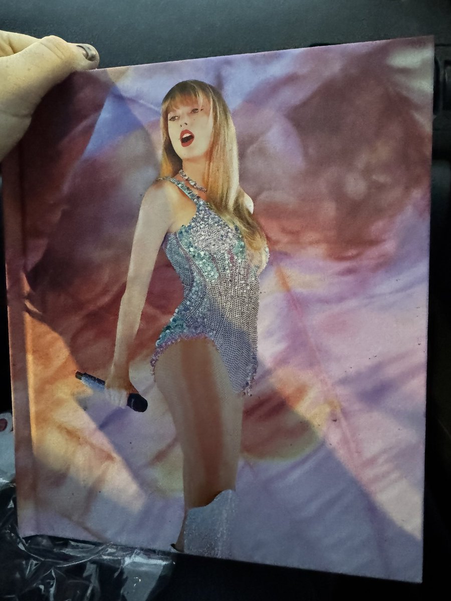 _toried's tweet photo. Secured the one thing I wanted today and she’s beautiful 🫶🏻🫶🏻#TheOfficialTSTheErasTourBook https://t.co/AA544eXaqE