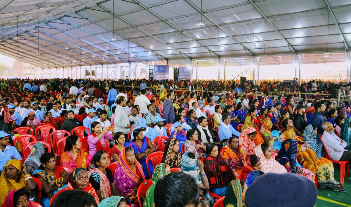 BJP4Bihar's tweet photo. स्वरोजगार से समृद्धि की ओर बढ़ता बिहार, 1388 करोड़ का संबल! 

दरभंगा में माननीय केंद्रीय वित्त मंत्री श्रीमती @nsitharaman जी के साथ माननीय उपमुख्यमंत्री सह वित्त मंत्री श्री @samrat4bjp जी ने क्रेडिट आउटरीच कार्यक्रम के तहत 49000 से अधिक युवाओं को 1388 करोड़ रुपये का ऋण प्रदान किया।

यह पहल स्वरोजगार और उद्यमिता को नई ऊंचाई देने के साथ-साथ ग्रामीण और शहरी क्षेत्रों में आर्थिक विकास का आधार ब��ेगी। स्थानीय उद्योग और रोजगार के नए अवसरों की नींव रखी जा रही है, जिससे हजारों परिवार आत्मनिर्भरता की दिशा में कदम बढ़ाएंगे।

इस अवसर पर माननीय केन्द्रीय मंत्री श्री @iChiragPaswan जी, जदयू के राष्ट्रीय कार्यकारिणी अध्यक्ष सह मा. राज्यसभा सांसद श्री @SanjayJhaBihar जी, माननीय मंत्री श्री @harisahanibjp जी, माननीय सांसदगण श्री @gopaljeebjp जी, श्री अशोक यादव जी और माननीय विधायक श्री संजय सरावगी जी सहित अन्यजन उपस्थित रहे।

#NDA4Bihar