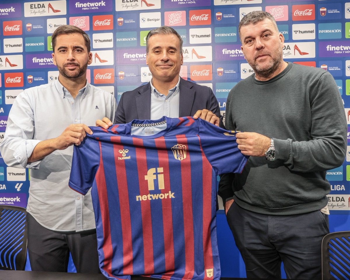 “Estoy aquí por Pascual Pérez. Yo quería entrar en un proyecto que tuviera valores y este club y la ciudad los tienen. No tengo una varita mágica, pero sí mucho trabajo”

🗣️ Miguel Ángel Gómez, director deportivo del #CDEldense 🔵🔴

🔗 Rueda de prensa completa en
