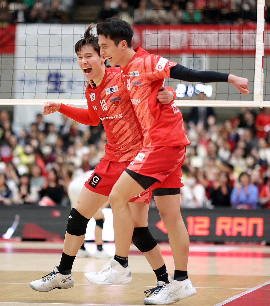 hochi_volley's tweet photo. 高橋兄弟✌✌
#高橋塁 #高橋藍 
#サントリーサンバーズ #volleyball https://t.co/nkjjhmJPBb