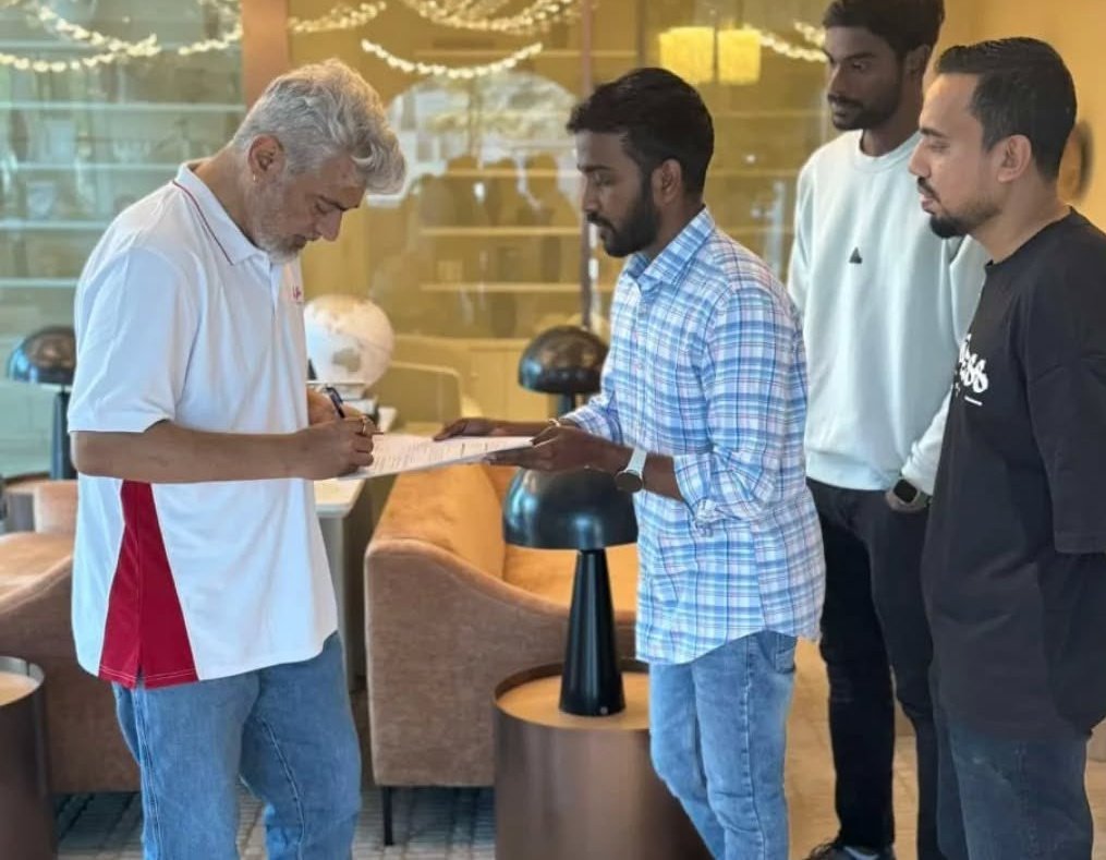 Laxmi Kanth (@iammoviebuff007) on Twitter photo #Ajithkumar's Latest click with Fans..👌🔥 Looks like He reduced a lot of weight for #AjithKumarRacing ..🤝🏎️ #Ajithkumar's Latest click with Fans..👌🔥 Looks like He reduced a lot of weight for #AjithKumarRacing ..🤝🏎️