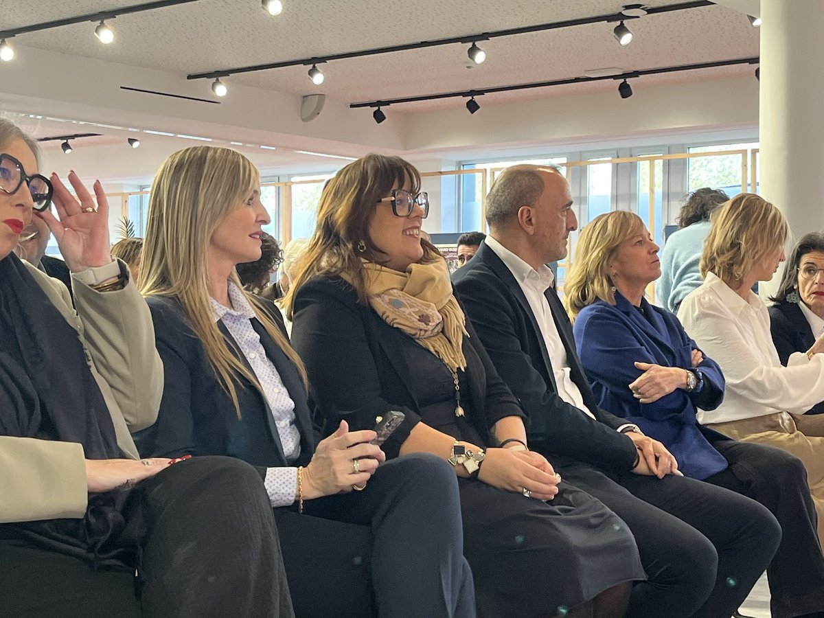 goizanealvarez's tweet photo. Bikaintasuneko emakumeen ahotsak eta historiak ezagutzeko aukera polita izan dut gaur goizean DvGunean. 
Karmele Morán, Nerea Rebollo, Gloria González-Aseginolaza, Andrea Khalfaoui, eta Ana Retolaza. Aparteko Emakumeak zarete! Zorionak guztiei. https://t.co/XUi5oPagrv