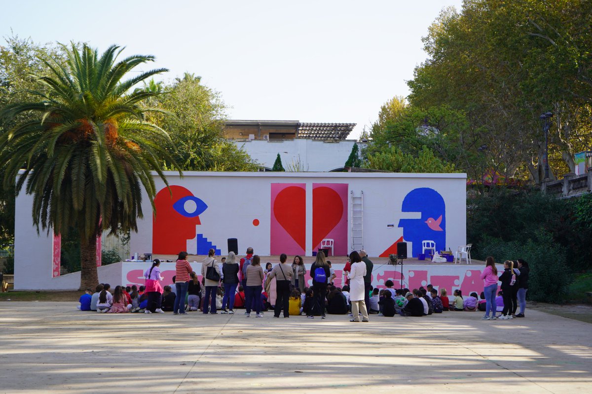 Xativa's tweet image. 🖼️Xàtiva ha celebrat hui el Dia Internacional de la Ciutat Educadora pintant l'escenari amb un mural de Patricia Bolinches on han participat diversos centres educatius de la ciutat i que crida: "Som diversitat".

🎉També s'ha fet la lectura del manifest de la Ciutat Educadora.