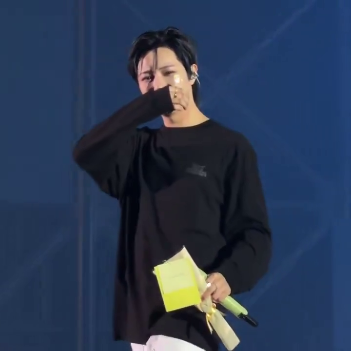 renjuniejunjun's tweet image. Renjun.... we're proud of you!!!! 🥹🫳🏻