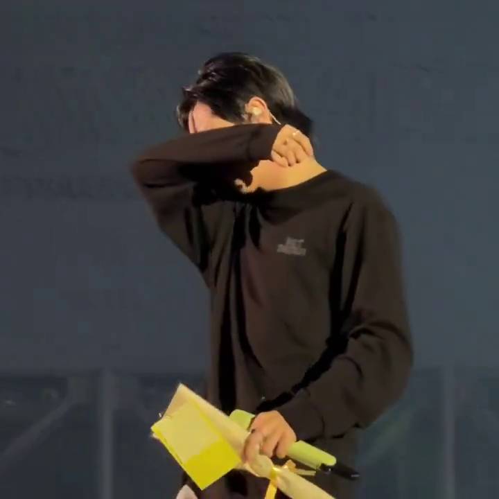 renjuniejunjun's tweet image. Renjun.... we're proud of you!!!! 🥹🫳🏻