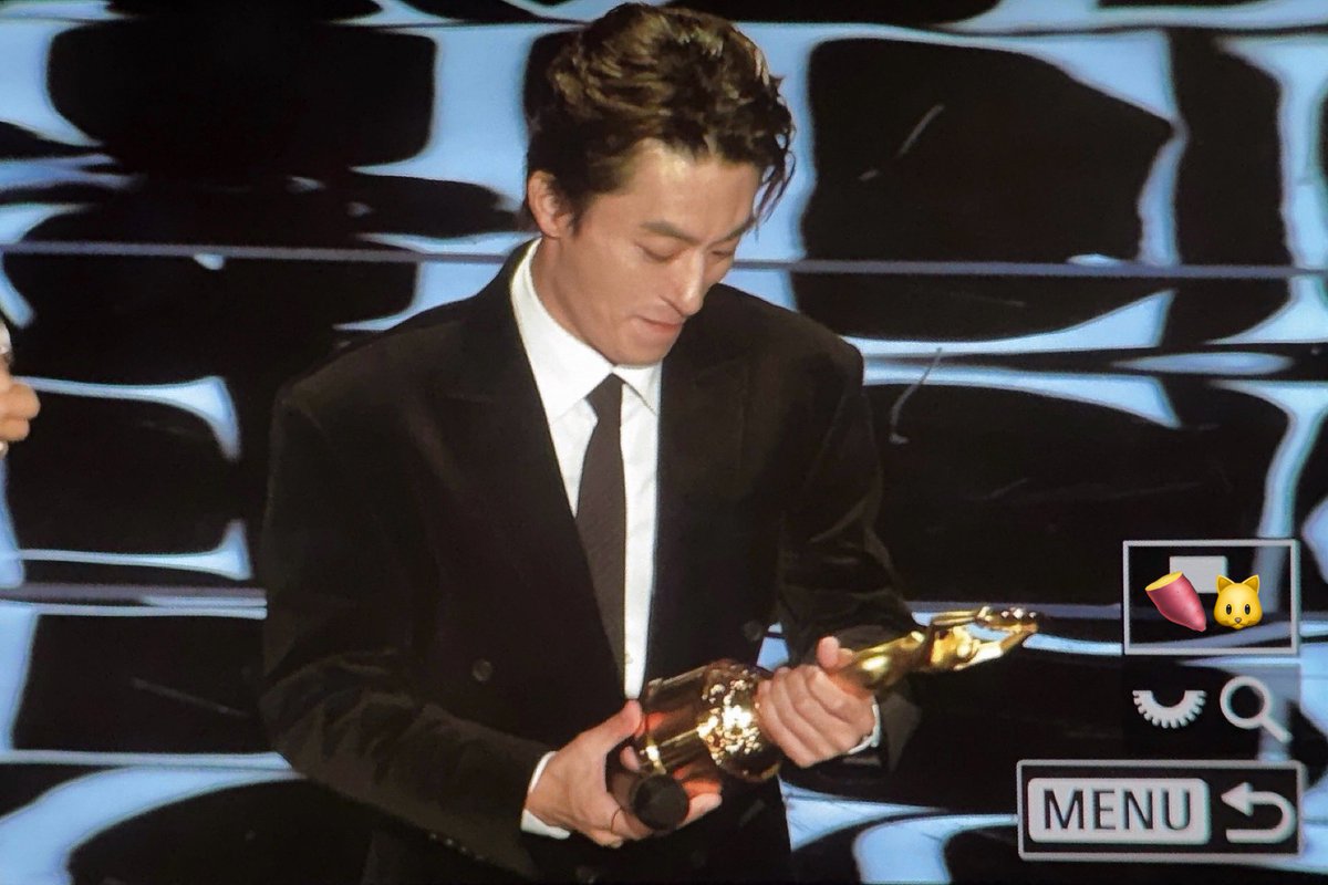 상을 진짜 빤히바라봄ㅜㅜ
얘들아진짜수고햇다 광고좃뺑이팔로우팔이 다 수고햇어