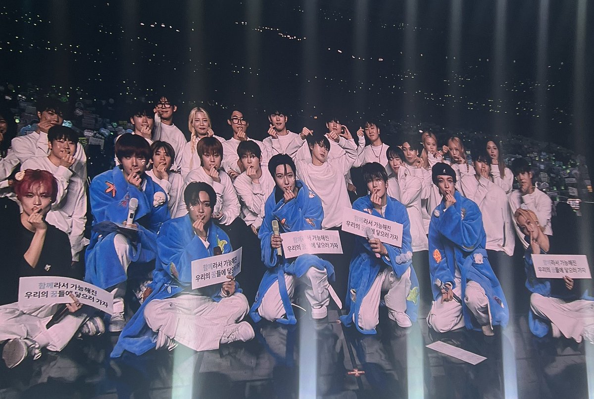 raveehirunkitt's tweet photo. thank you mark, thank you renjun, thank you jeno, thank you haechan, thank you jaemin, thank you chenle, thank you jisung!🩵 konser hari ini superr keren, rest well &amp; eat well dreamies 🫂 https://t.co/4WbdgcH6J9