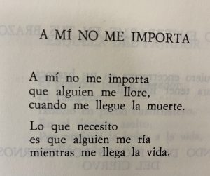 "A mí no me importa
que alguien me llore,
cuando me llegue la muerte.
Lo que necesito
es que alguien me ría
mientras me llega la vida".
Gloria Fuertes