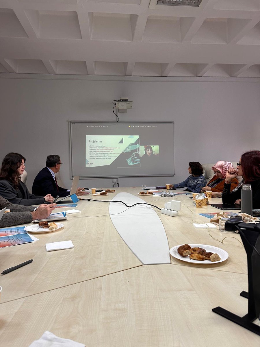 Dijital Beşeri Bilimler ve Türk Edebiyatı Araştırmaları çalıştayımızı 80'in üzerinde davetli katılımcıyla tamamladık. Düzenlenmesinde ve verimli geçmesinde rol alan kurumlara, sunumlarıyla katkıda bulunan hocalara ve tüm katılımcılara teşekkür ederiz.