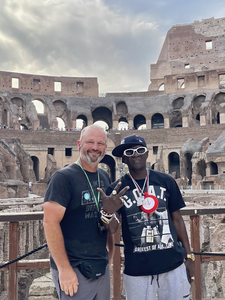 jsmith491978's tweet photo. @FlavorFlav @StubHub My daughters, who love both you and Taylor! They have been fans of Taylor for a while and of you since we were in your tour group in Rome! https://t.co/Jnb1ZiZcmG