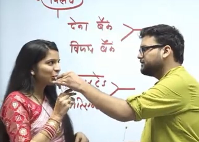 मैंने इस टीचर के बारे में कुछ लिखा तो इसके कुछ छात्र भड़क गए,

अरे बच्चो भड़कों नहीं तुम्हारे मास्टर ने तो तुम्हें इमोशनल ब्लैकमेल कर रखा है,

इस मास्टर का यह कोई पहली बार का ड्रामा नहीं था बल्कि

ये अपनी शादी के दिन क्लास लेकर बताता है कि देखो मैं इतना डेडीकेटेड हूं,
ये अपनी