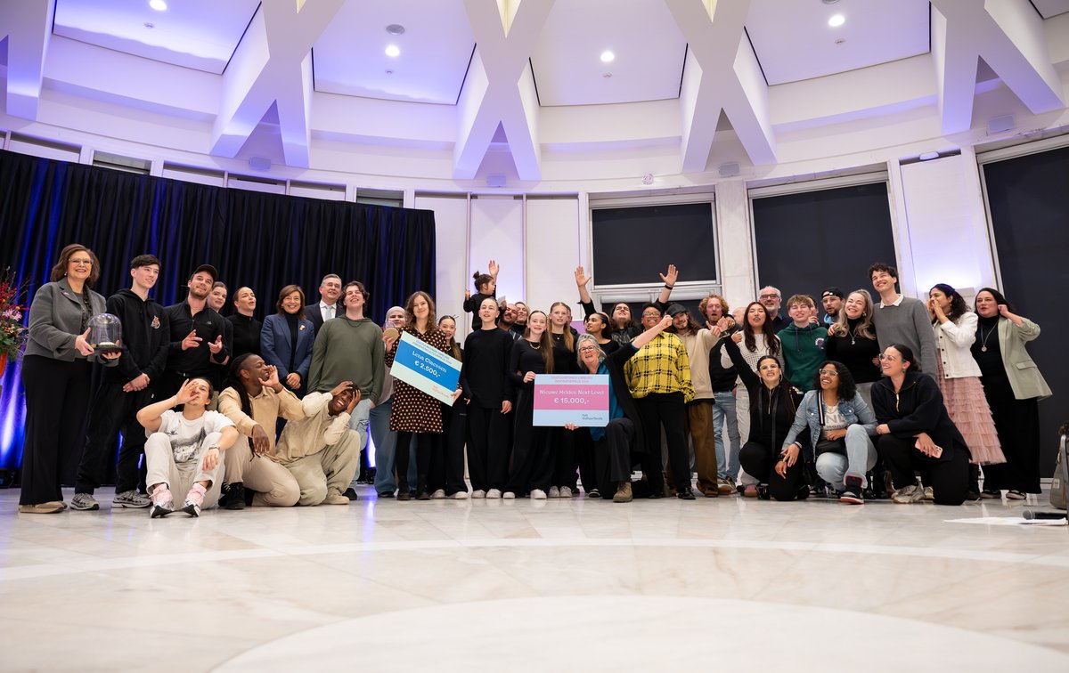 IJzersterke bijdragen, maar de jury kwam tweemaal tot een unaniem besluit! 🏆🏆
De Inspiratieprijs 2024 van het Cultuurfonds Limburg gaat naar Nieuwe Helden Next Level. En Lena Claessen mag zich de allereerste winnaar van de Jongerencultuurprijs noemen. bit.ly/4fRHuVs