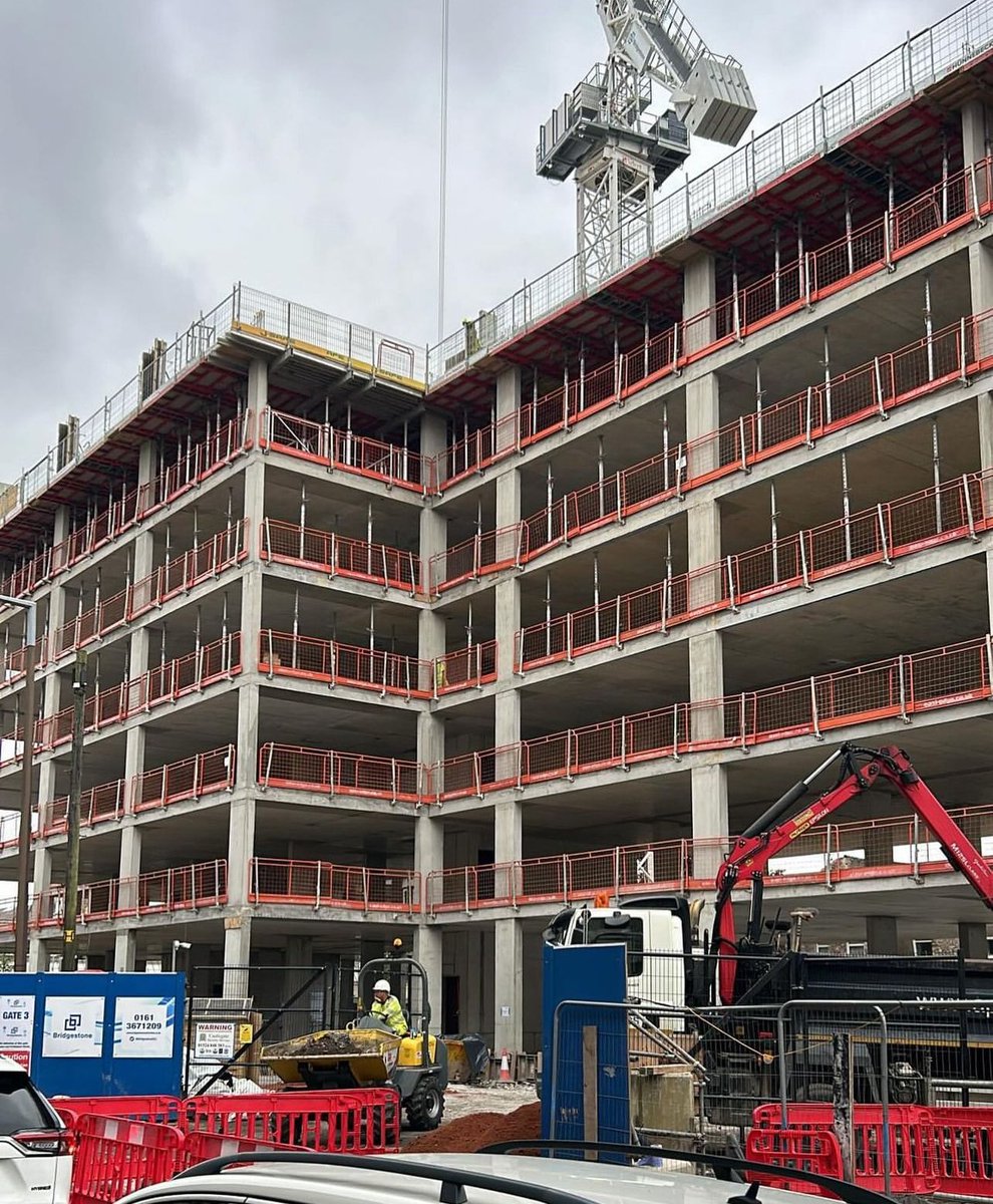 Swipe to see how well The Sail Works, Lancaster has progressed 👉🏽

Our work on site includes: the steel frame system, internal partitions, ceilings and plastering🔨

#ProjectProgress #Lancaster #Construction #ConstructionProgress