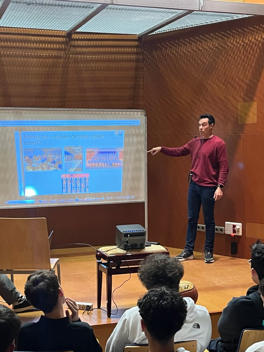 Ayer, jueves 28 de noviembre, nuestros equipos Cadetes y Juniors Masculinos recibieron una charla técnica y de acercamiento al arbitraje organizada por la FBM y su comité de árbitros. ¡Nuestros chicos cambiaron la pista por el aula! ⛹️‍♂️👨‍🏫